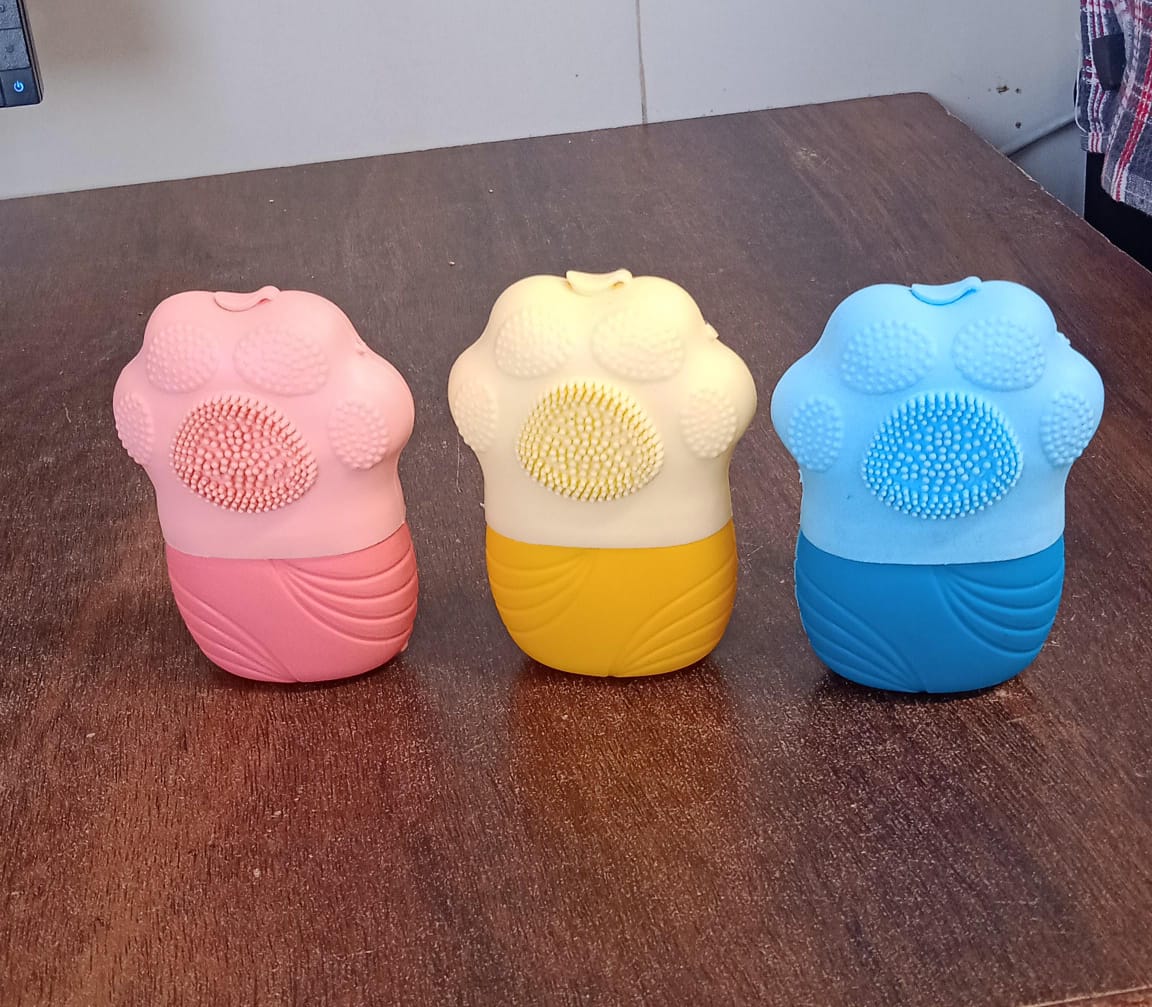 Non Slip Silicone Face Ice Cubes Easy Grip New Unique Shape Ice Roller Base Reusable For Beauty  ( 1 Pc ) Wukusy