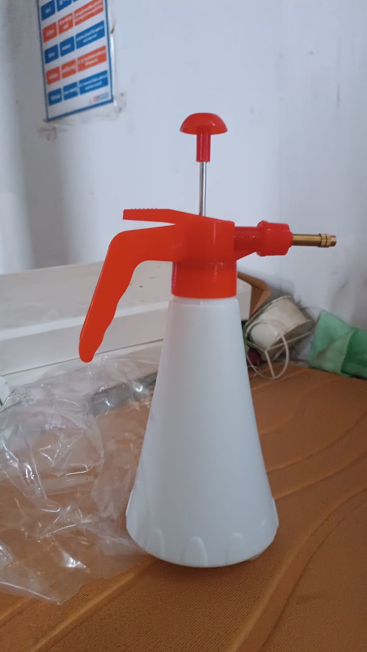 Handheld Pressure Water Sprayer Bottle (1 Ltr) Wukusy