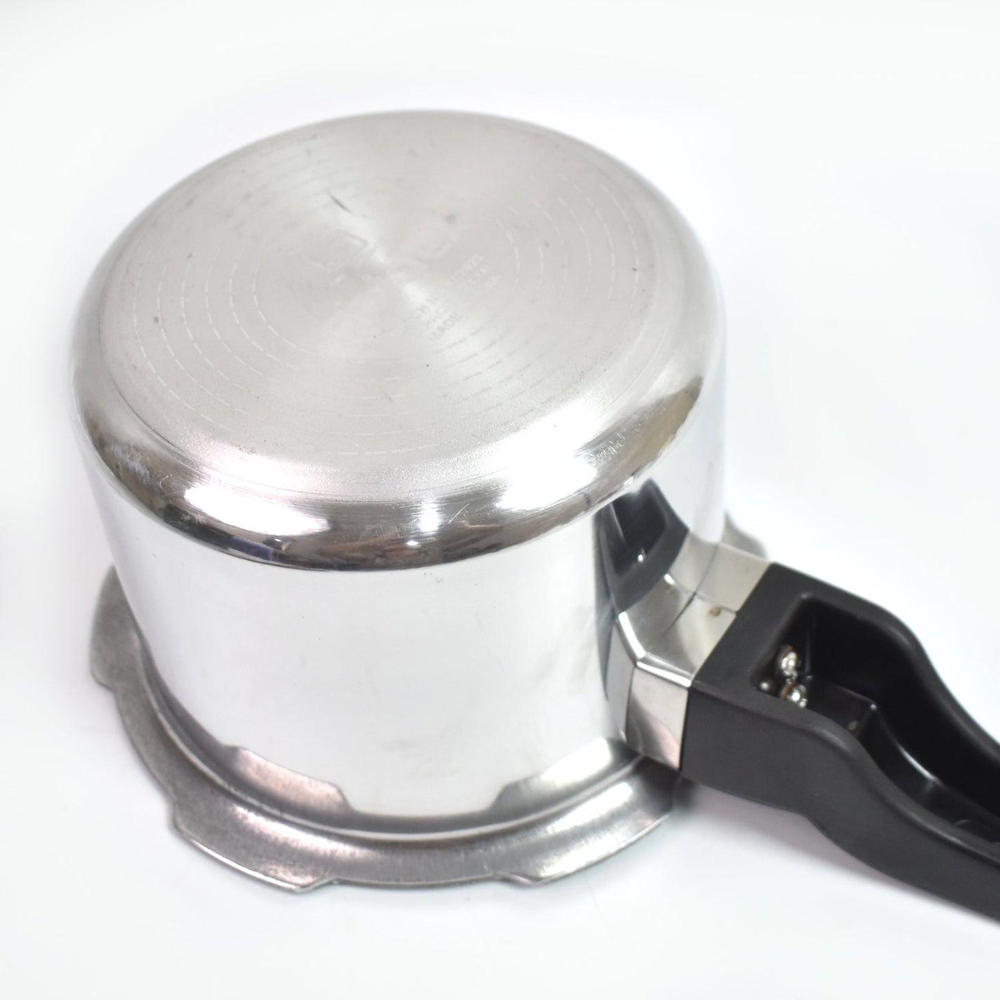 Aluminium Classic Goldex Pressure Cookers With Outer Lid (2 Litres) Wukusy