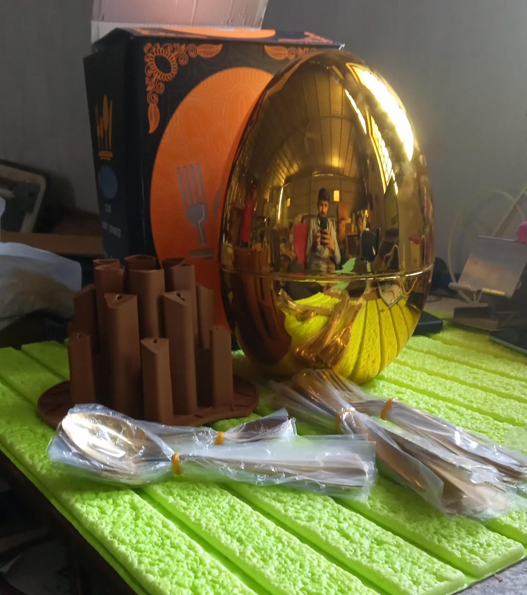 10010 Premium Cutlery Set 24 Pcs With Oval Shaped Stand  Beautiful Stylish Oval Designed Cutlery Sets Egg-shaped Luxury Spoon Holder Set (Golden  24 Pcs Set) Wukusy