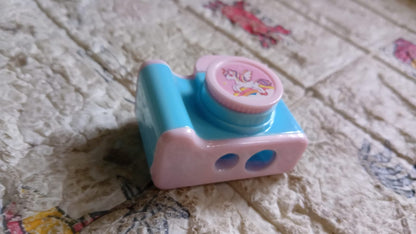 17672 Camera Shape Pencil Sharpener  Simple Student Office Sharpener  Fashionable And Convenient Lightweight Manual Sharpener For Kids Boys Girls Birthday Return Gifts (1 Pc) Wukusy